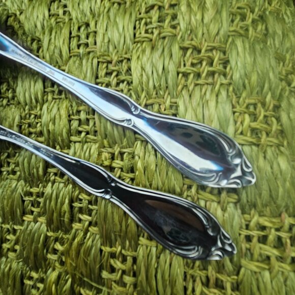 2 Oneida Strathmore Serving Spoons 8.5" stainless scrolls classic romantic - Picture 7 of 7